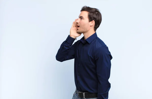 Vista Profilo Uomo Felice Eccitato Gridando Chiamando Copiare Spazio Sul — Foto Stock