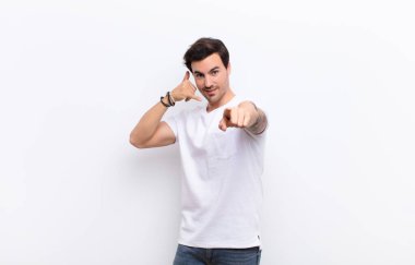 Neşeli bir şekilde gülümseyen ve kamerayı işaret eden bir adam seni daha sonra arar, telefonda konuşur.