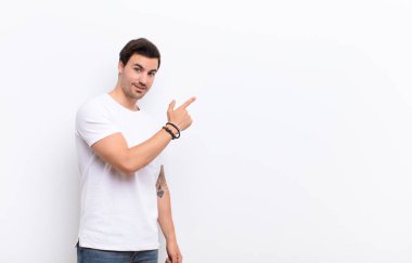 Adam heyecanlı ve şaşırmış görünüyor. Yana ve yukarıya doğru uzayı gösteriyor.