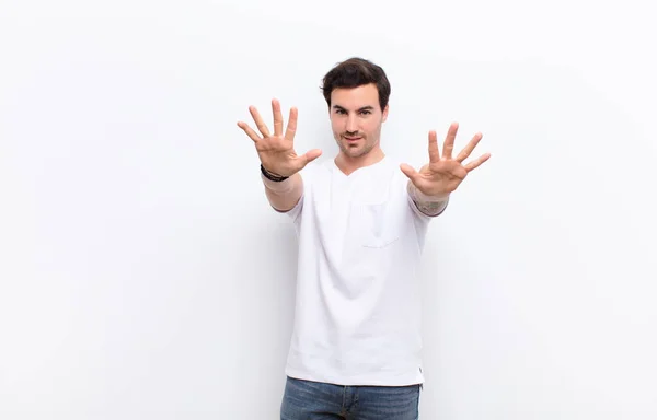 Junger Gutaussehender Mann Lächelt Und Schaut Freundlich Zeigt Die Zahl — Stockfoto