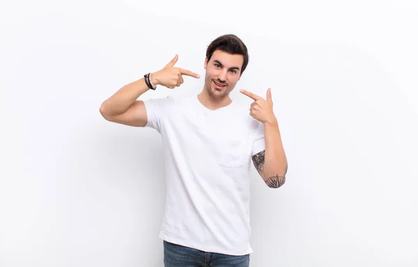 Homem Sorrindo Confiantemente Apontando Para Próprio Sorriso Largo Positivo Relaxado — Fotografia de Stock