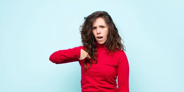 Jonge Mooie Vrouw Voelt Zich Verward Verbaasd Onzeker Wijzend Naar — Stockfoto