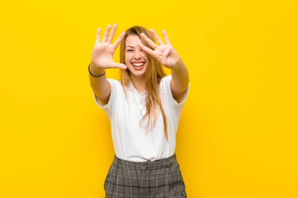 Ung Blond Kvinna Ler Och Ser Vänlig Visar Nummer Nio — Stockfoto