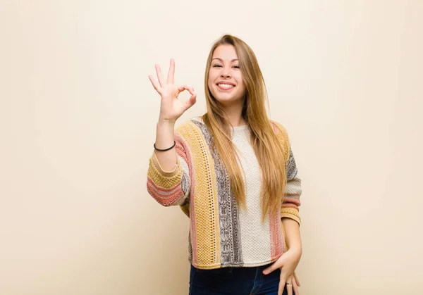 Junge Blonde Frau Fühlt Sich Erfolgreich Und Zufrieden Lächelt Mit — Stockfoto