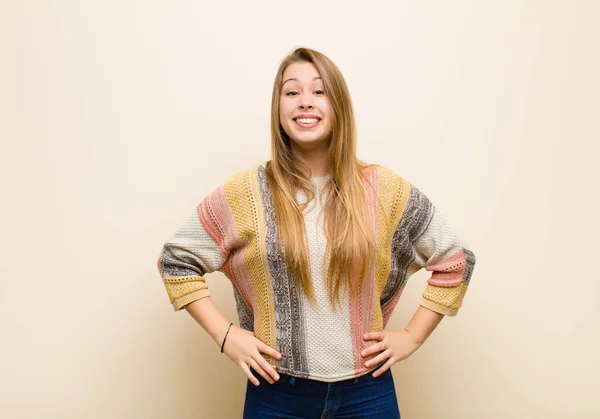 Genç Sarışın Kadın Mutlu Hoş Bir Şekilde Şaşırmış Görünüyor Bej — Stok fotoğraf
