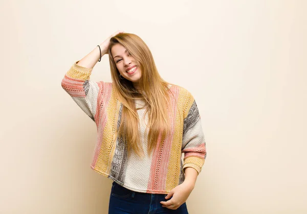 Jovem Loira Sorrindo Alegre Casualmente Tomando Mão Cabeça Com Olhar — Fotografia de Stock