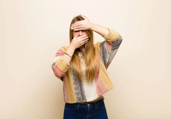 Junge Blonde Frau Die Gesicht Mit Beiden Händen Bedeckt Und — Stockfoto