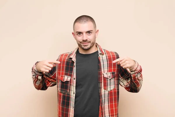 Joven Hombre Guapo Buscando Orgulloso Positivo Casual Señalando Pecho Con — Foto de Stock