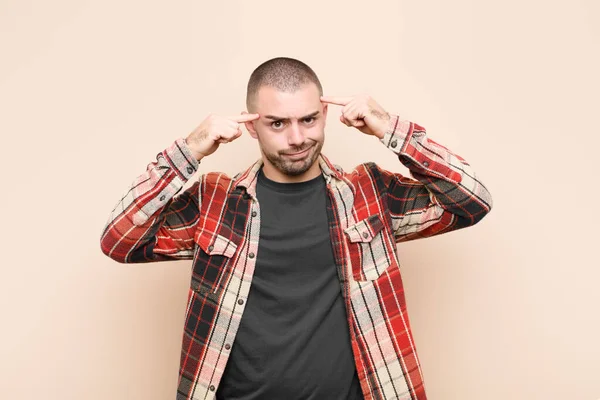 Jovem Homem Bonito Com Olhar Sério Concentrado Brainstorming Pensar Sobre — Fotografia de Stock