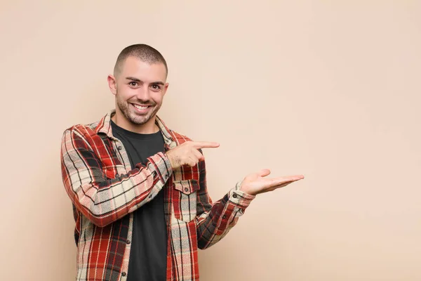 Joven Hombre Guapo Sonriendo Alegremente Apuntando Copiar Espacio Palma Mano — Foto de Stock