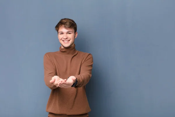 Jovem Loira Sorrindo Feliz Com Amigável Confiante Olhar Positivo Oferecendo — Fotografia de Stock