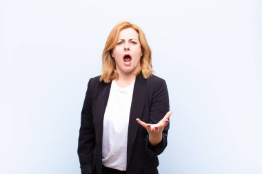 Orta yaşlı bir kadın sinirli, sinirli ve sinirli görünüyor. Senin neyin var? 