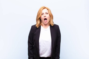 Orta yaşlı kadın korkmuş ve şok olmuş hissediyor, ağzı açık şaşkınlık içinde.