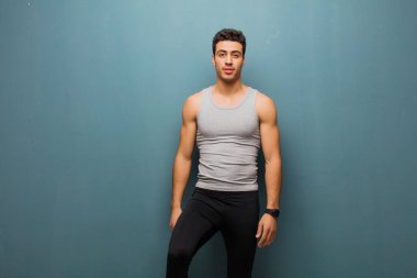 Genç atletik Arap adam. güçlü kavram