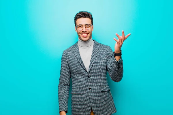 Joven Árabe Sintiéndose Feliz Sorprendido Alegre Sonriendo Con Actitud Positiva —  Fotos de Stock