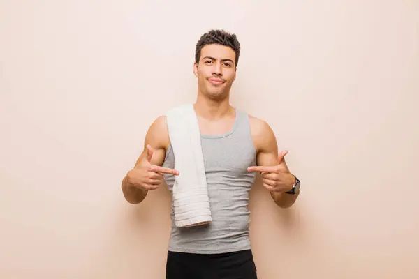 Joven Árabe Que Parece Orgulloso Arrogante Feliz Sorprendido Satisfecho Señalándose — Foto de Stock