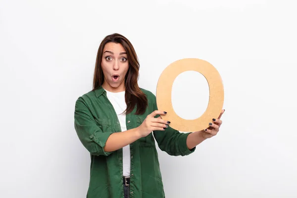 Young Pretty Woman Surprised Shocked Amazed Holding Letter Alphabet Form — Stock Photo, Image