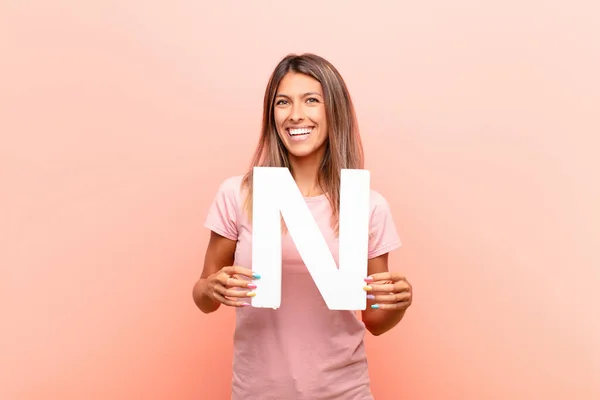 Junge Hübsche Frau Aufgeregt Glücklich Freudig Und Hält Den Buchstaben — Stockfoto