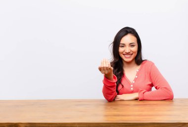 Genç Latin güzel kadın kendini mutlu, başarılı ve kendinden emin hissediyor, bir meydan okumayla karşı karşıya ve 