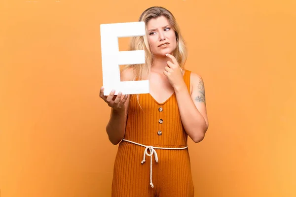Young Latin Pretty Woman Confused Doubtful Thinking Holding Letter Alphabet — Stock Photo, Image