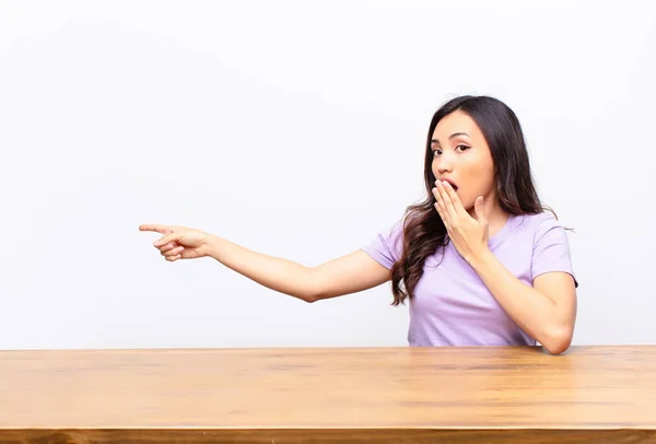 Jonge Latijn Mooie Vrouw Zich Gelukkig Geschokt Verrast Voelen Bedekken — Stockfoto