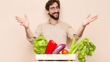 Yeşil bakkal adam neşeyle gülümsüyor sıcak, dostça, sevgi dolu bir kucak veriyor, mutlu ve sevimli hissediyor.