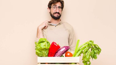 Yeşil bakkal kendini stresli, hayal kırıklığına uğramış ve yorgun hissediyordu. Endişeli ve sorunlu bir bakışla boynunu ovuyordu.