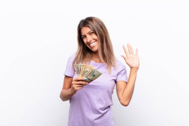 Genç, güzel bir kadın kafası karışık ve şaşkın hissediyor. Deli, deli ya da banknotlarla aklını kaçırmış olduğunu gösteriyor.