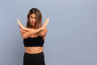 Genç ve güzel bir kadın senin bu tavırlarından rahatsız ve bıkkın görünüyor. Yeter artık! Eller önde çapraz, durmanı söylüyor.