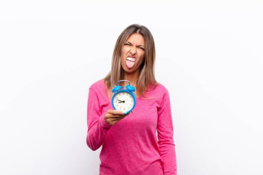 Genç, güzel bir kadın tiksinmiş ve rahatsız olmuş hissediyor. Dilini dışarı çıkarıyor. Çirkin bir şeyden hoşlanmıyor..