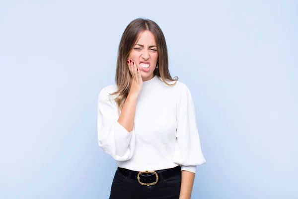 Jovem Bonita Mulher Hispânica Segurando Bochecha Sofrendo Dor Dente Dolorosa — Fotografia de Stock