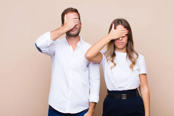 Joven Bonita Pareja Contra Pared Plana Beige — Foto de Stock