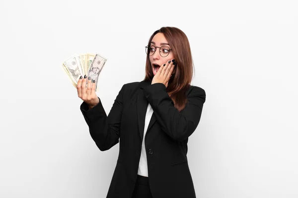 若いビジネスマンの女性は喜んで興奮して驚いてドル紙幣の両手で側を見て — ストック写真