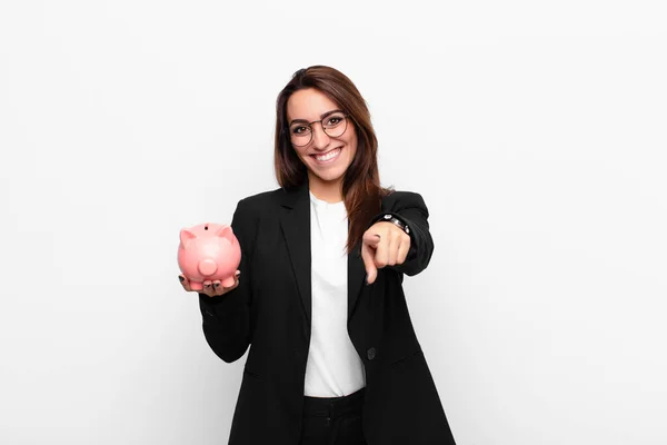 Jovem Empresária Apontando Para Câmera Com Sorriso Satisfeito Confiante Amigável — Fotografia de Stock