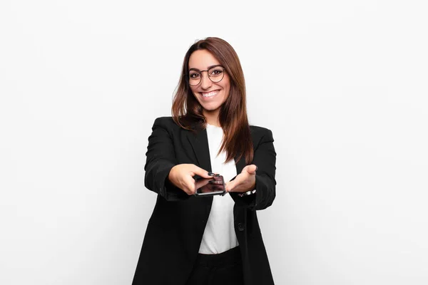 Jovem Empresária Sorrindo Feliz Com Amigável Confiante Olhar Positivo Oferecendo — Fotografia de Stock