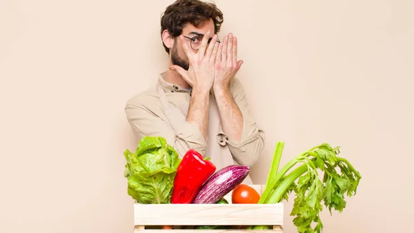 Zelený Obchodník Potravinami Zakrývající Obličej Rukama Vykukující Mezi Prsty Překvapeným — Stock fotografie