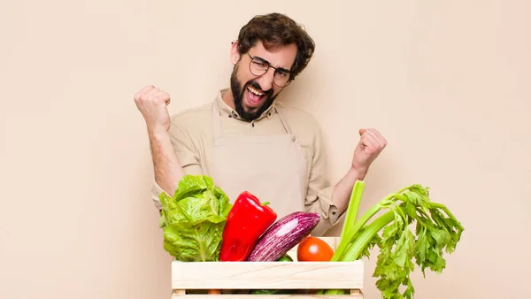 Zelený Potravinářský Muž Vítězoslavně Křičí Vypadá Jako Nadšený Šťastný Překvapený — Stock fotografie