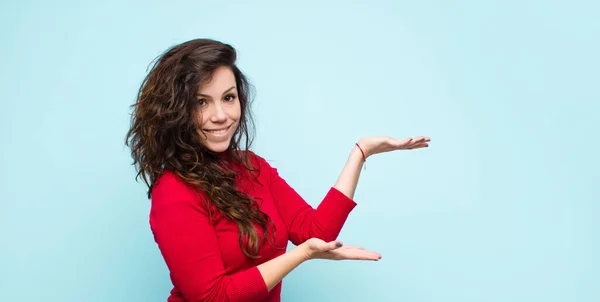 Jovem Mulher Bonita Sorrindo Orgulhosamente Confiantemente Sentindo Feliz Satisfeito Mostrando — Fotografia de Stock