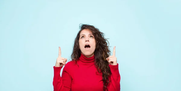 Jonge Mooie Vrouw Kijken Geschokt Verbaasd Open Mond Wijzen Naar — Stockfoto