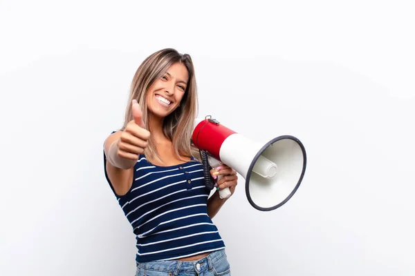 Ung Vacker Kvinna Känner Sig Stolt Bekymmerslös Självsäker Och Glad — Stockfoto