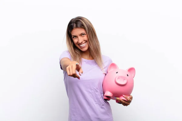 Jovem Mulher Bonita Apontando Para Câmera Com Sorriso Satisfeito Confiante — Fotografia de Stock