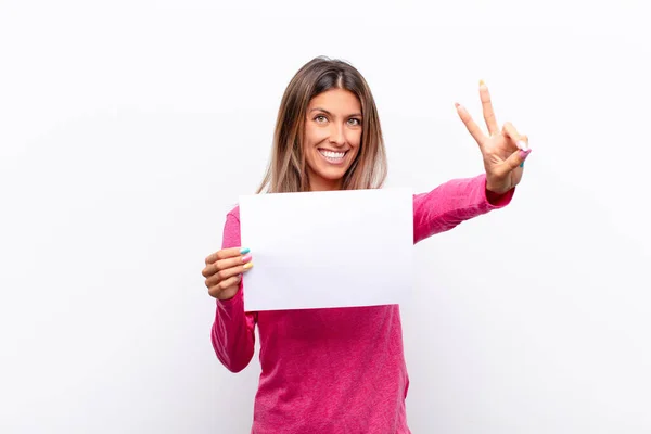 Ung Vacker Kvinna Ler Och Ser Glad Bekymmerslös Och Positiv — Stockfoto