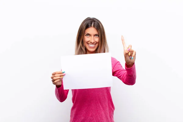 Jovem Bonita Mulher Sorrindo Orgulhosamente Confiantemente Fazendo Número Pose Triunfante — Fotografia de Stock