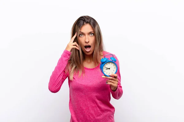 Joven Bonita Mujer Mirando Sorprendida Con Boca Abierta Conmocionada Realizando — Foto de Stock