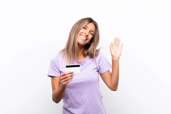 Jovem Mulher Bonita Sorrindo Feliz Alegremente Acenando Mão Acolhendo Cumprimentando — Fotografia de Stock