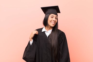 Genç Latin kız öğrenci kibirli, başarılı, pozitif ve gururlu görünüyor.