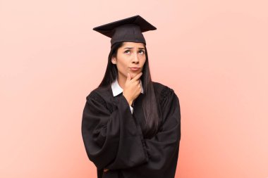 Genç Latin kız öğrenci, düşünüyor, kuşkulu ve şaşkın hissediyor, farklı seçeneklerle, hangi kararı vereceğini merak ediyor.