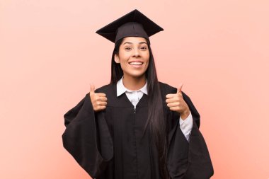 Genç Latin kız öğrenci gülümseyerek mutlu, pozitif, kendinden emin ve başarılı görünüyor.