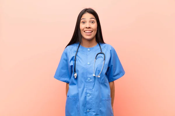 Joven Enfermera Latina Que Feliz Gratamente Sorprendida Emocionada Con Una — Foto de Stock