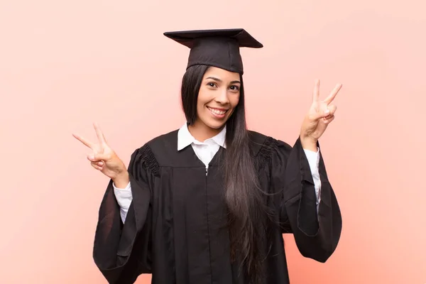 Jong Latijn Vrouw Student Glimlachen Kijken Gelukkig Vriendelijk Tevreden Gebaren — Stockfoto